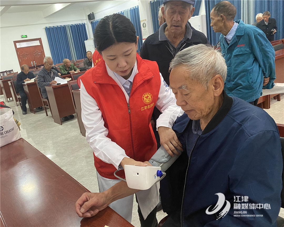 区二院:慢阻肺科普宣传进村社