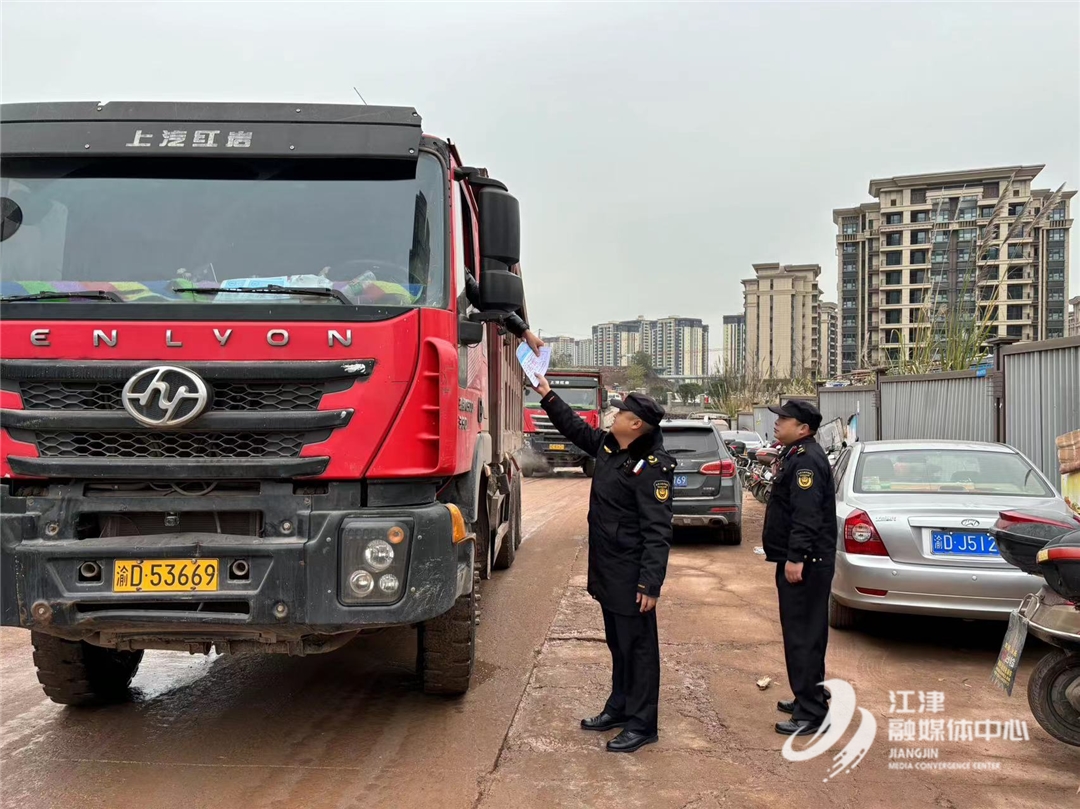 5點左右,在雙福實驗小學門口,熙熙攘攘的人群中,有孩子歡呼雀躍的身影