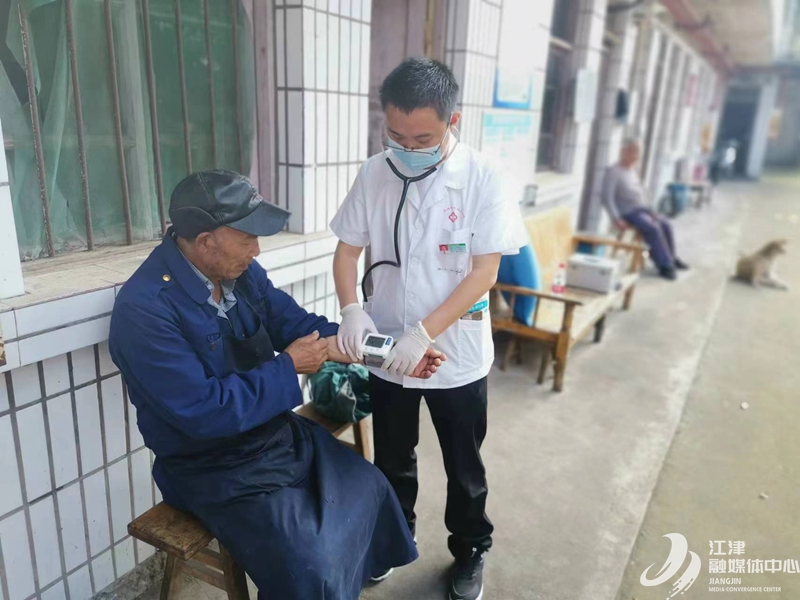 家庭医生团队为老人测量血压检查身体