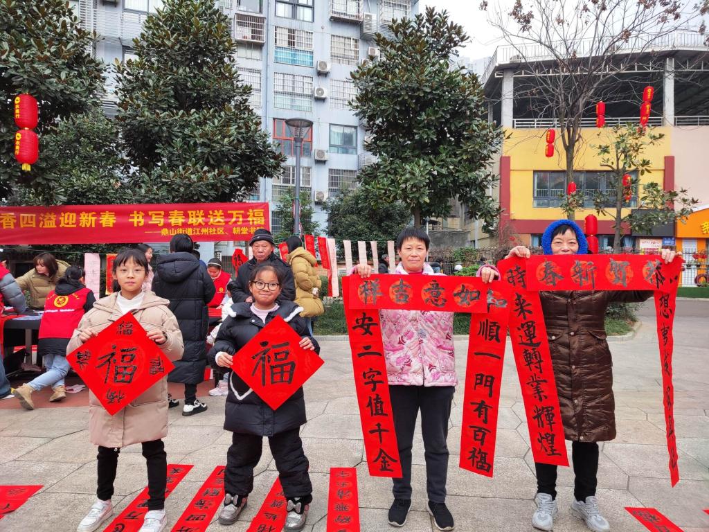 1月25日江州社区新时代文明实践站组织志愿者为群众写春联 (7)