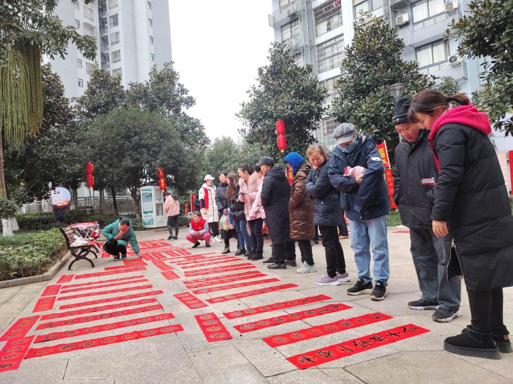 1月25日江州社区新时代文明实践站组织志愿者为群众写春联 (6)