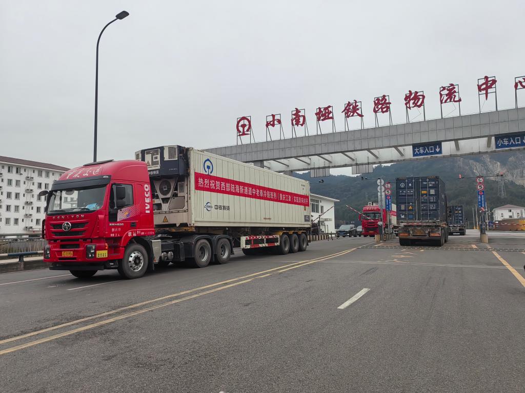 货车将集装箱货物运往双福农贸城进行分销